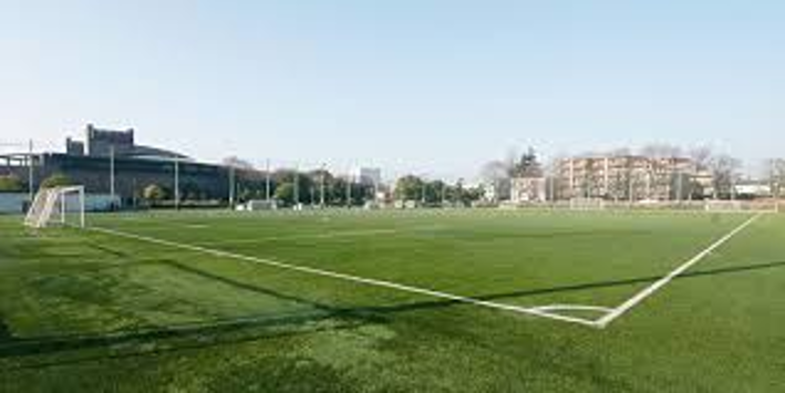 昼のグラウンド